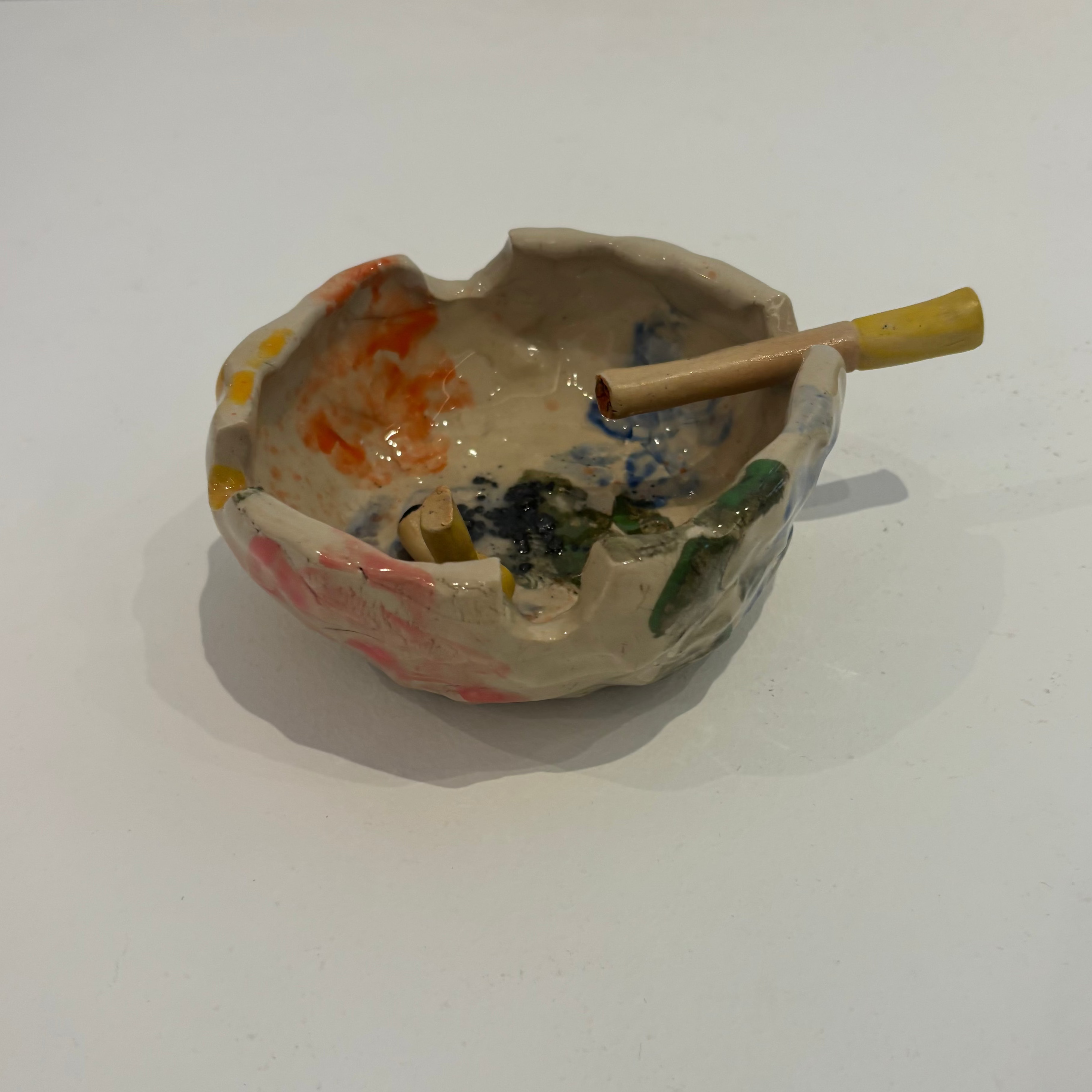 Colourful ceramic ashtray - round with 2 cigarettes