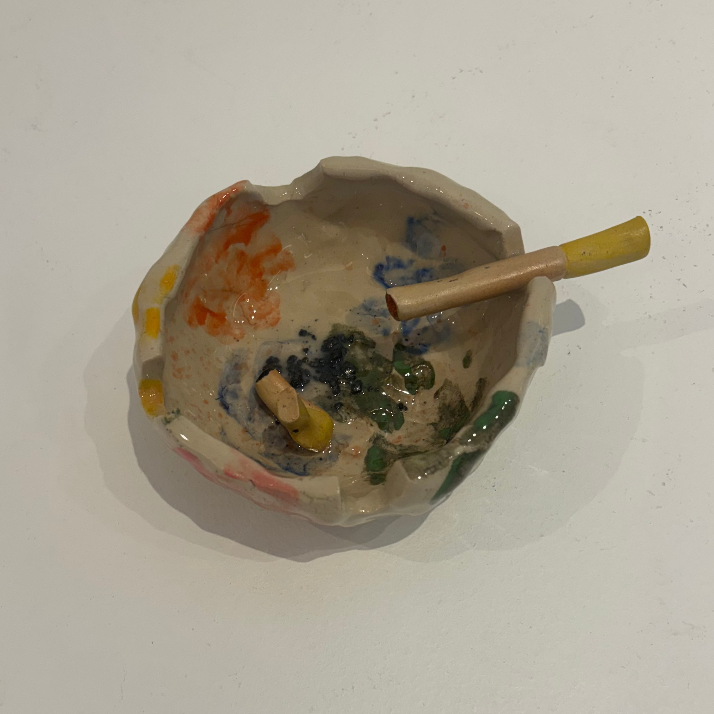 Colourful ceramic ashtray - round with 2 cigarettes