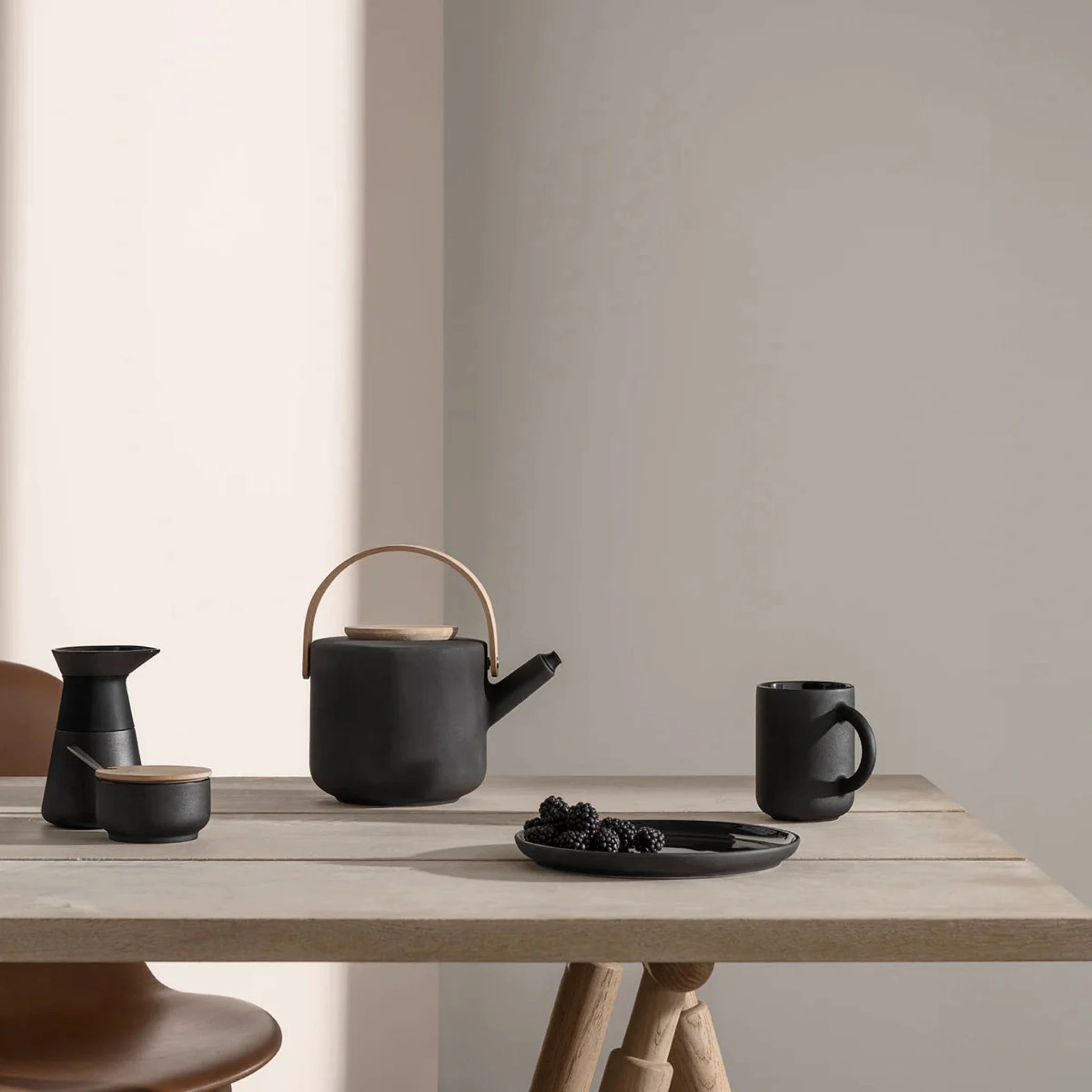 Theo Teapot | Matte Black