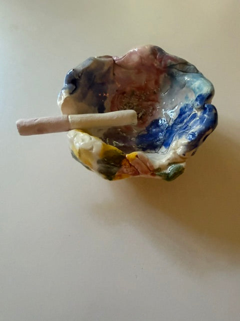 Ceramic colourful ashtray with 1 cigarette (pink filter)