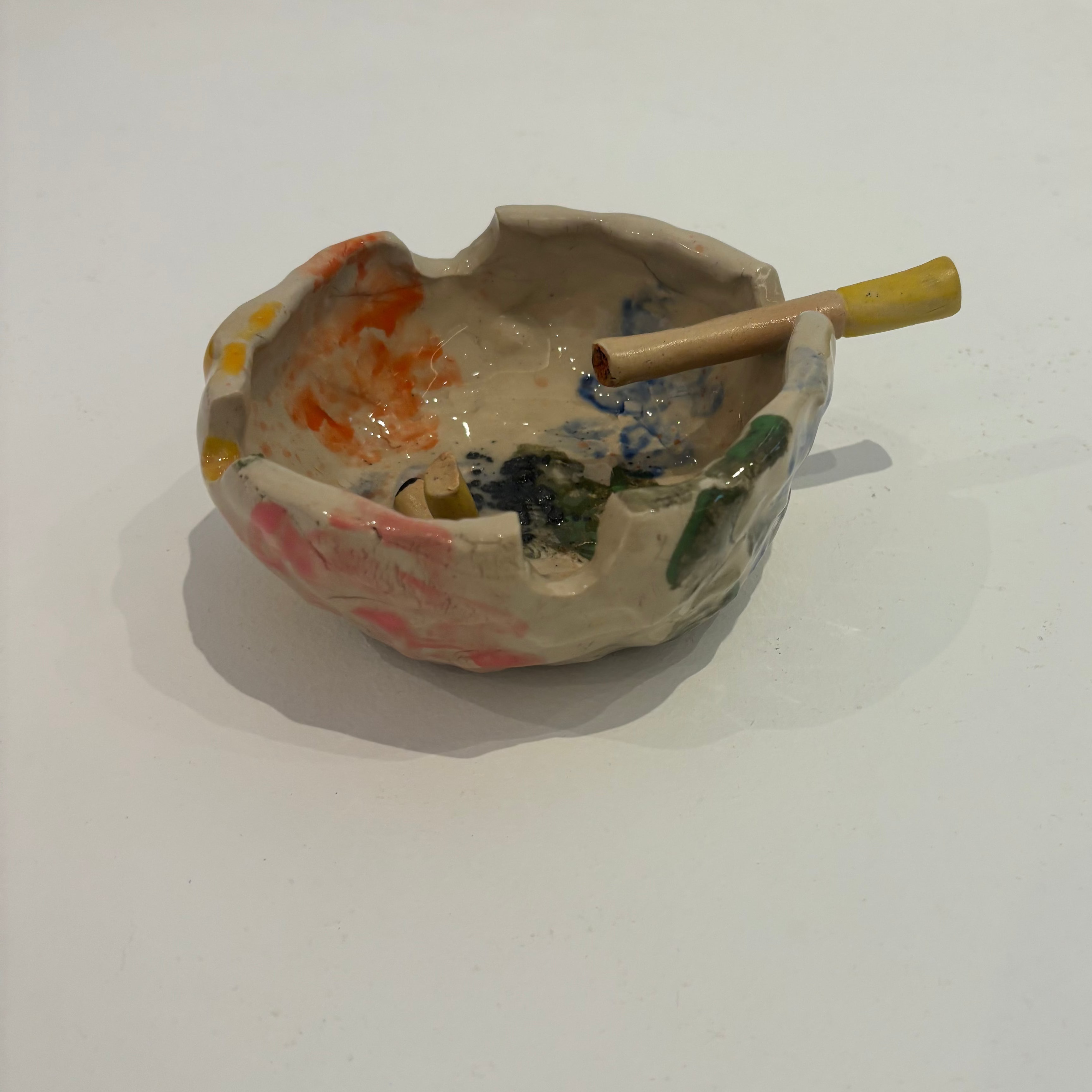 Colourful ceramic ashtray - round with 2 cigarettes