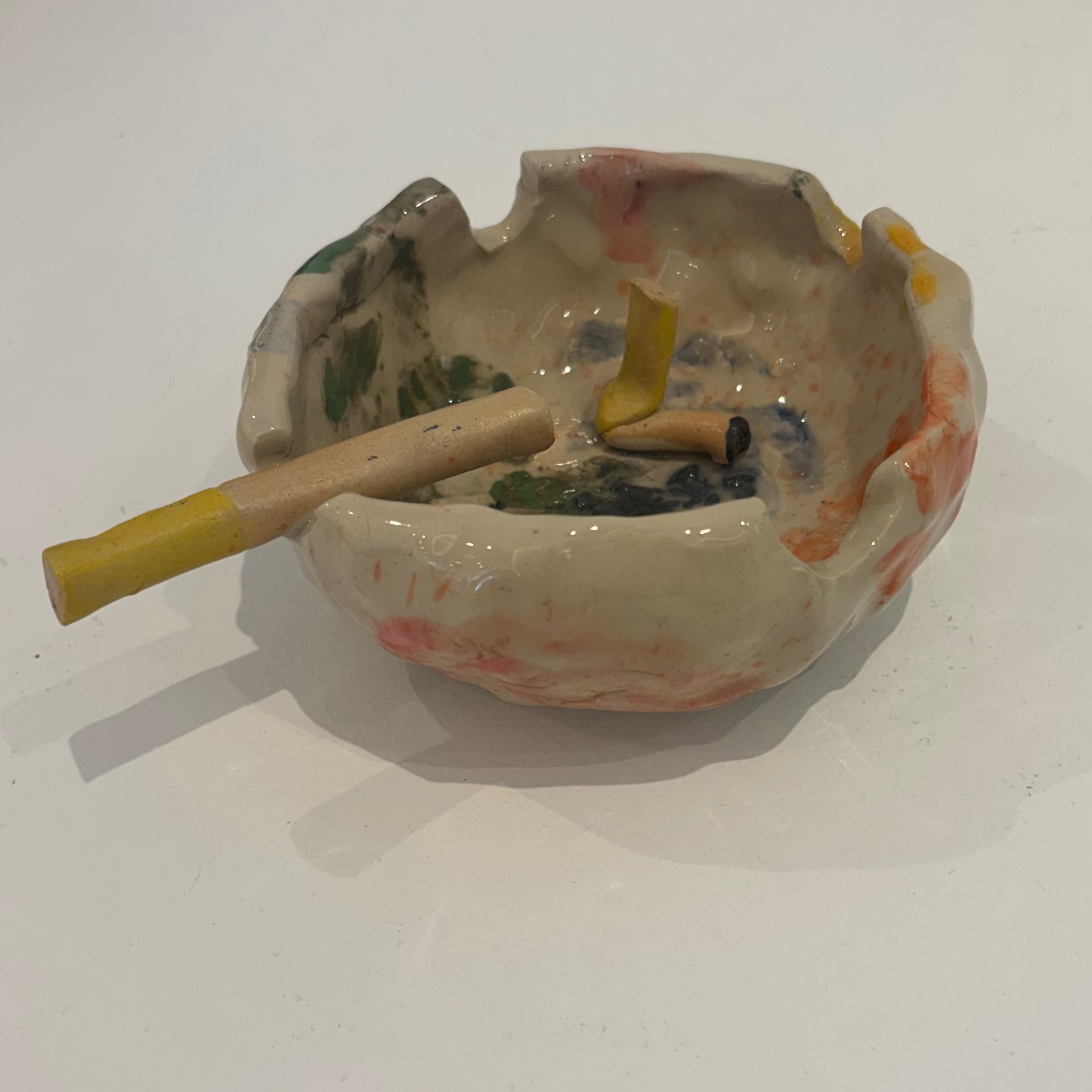 Colourful ceramic ashtray - round with 2 cigarettes